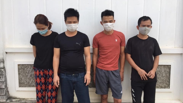 Tạm giữ 4 con bạc đang say sưa sát phạt giữa mùa dịch