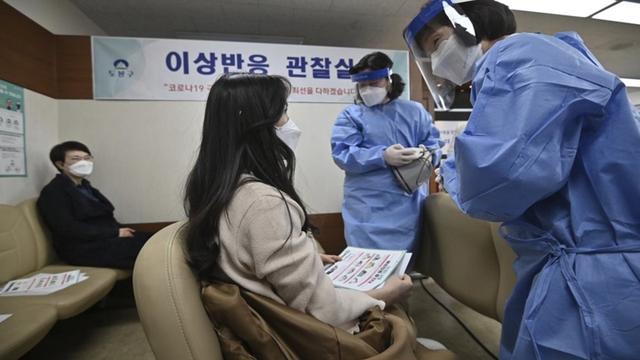Người nước ngoài tại Hàn Quốc được tiêm vaccine Covid-19 như dân bản địa