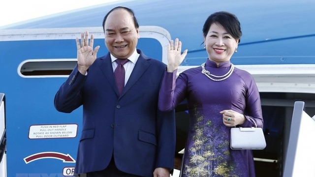 Chủ tịch nước và phu nhân lên đường thăm chính thức CHDCND Lào