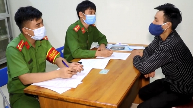 Bắt quả tang đối tượng lén lút đưa người vào TP Vinh khi đang giãn cách