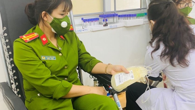 Vừa trực chốt trở về, nữ công an đến ngay bệnh viện hiến máu cứu người