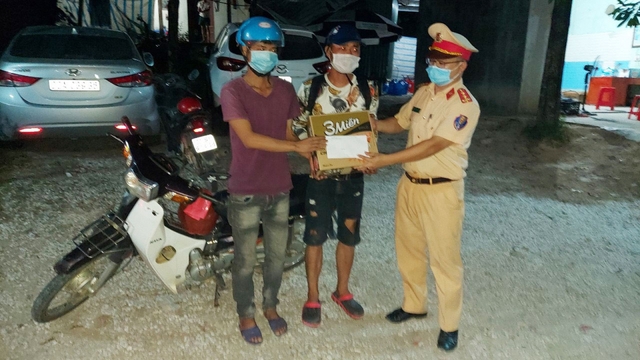 Đói và mệt lả, 2 công dân được công an tại chốt kiểm dịch hỗ trợ kịp thời