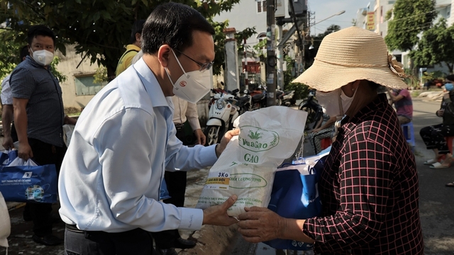 Nhiều hoạt động hỗ trợ nhân viên y tế, người dân TP.HCM và các địa phương chống dịch