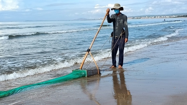 Người dân vùng biển Bình Thuận vất vả mưu sinh trong đại dịch