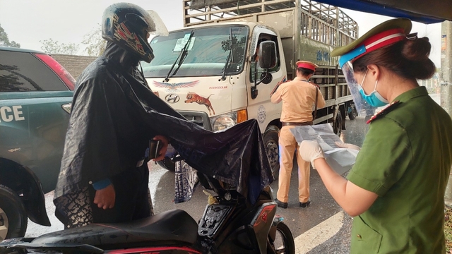 Hà Nội bắt đầu kiểm soát ra, vào “vùng đỏ” ở 39 chốt