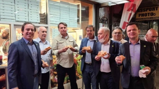 Tổng thống Brazil ăn pizza trên vỉa hè New York