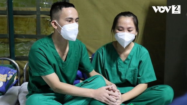 Trong trung tâm hồi sức tích cực (ICU) vợ chồng chỉ nhận ra nhau qua ánh mắt