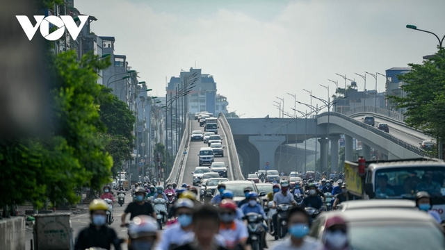 Cuối đợt giãn cách, người Hà Nội vẫn nườm nượp ra đường giờ cao điểm