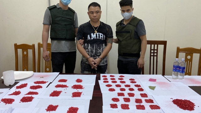 Bắt đối tượng giấu hơn 10.000 viên ma túy trong bình xăng ô tô ở Lạng Sơn