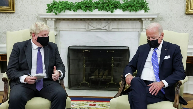 Giây phút ồn ào trong cuộc gặp giữa Tổng thống Biden và Thủ tướng Anh