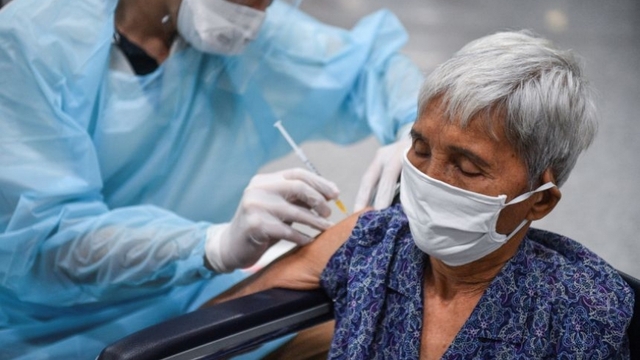 Bài học từ Thái Lan và yêu cầu cấp bách tiêm vaccine cho người cao tuổi