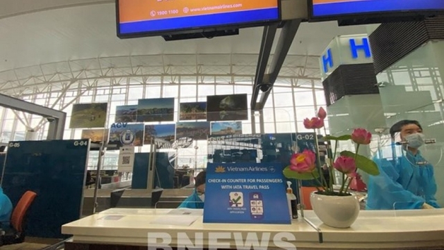 Vietnam Airlines pilots IATA Travel Pass on flight to Europe