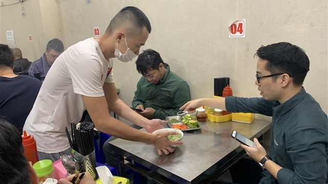 Người Hà Nội tấp nập đi ăn phở từ sáng sớm, người bán không kịp ngơi tay