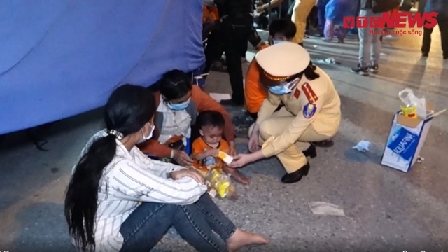 CSGT Hà Nội dẫn đường cho đoàn người vượt 2.000 km từ Bình Dương về quê
