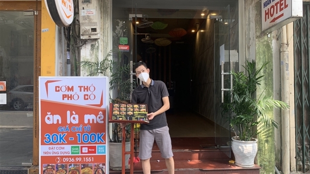 Khách sạn "phố vàng" biến thành nơi bán bỉm, đồ ăn mang về