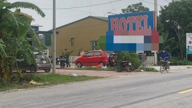 Nổ kinh hoàng trong đêm, nhiều mảnh kim loại găm khắp nơi