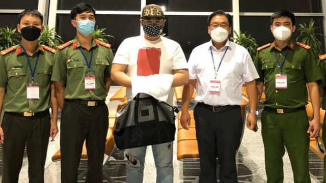 Nóng 24h: Bàn giao trùm đường dây cá độ thể thao cho cảnh sát Hàn Quốc