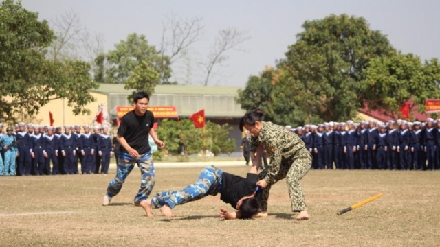 Những "bông hồng thép" giữ biển