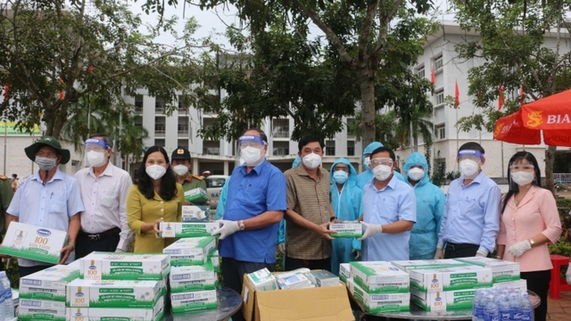 Công an tỉnh An Giang trao tặng 50 tấn gạo và vật tư y tế cho người dân gặp khó khăn