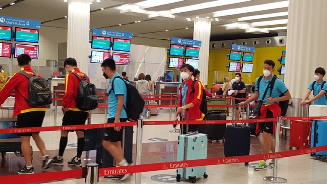 Vietnamese players arrive in Oman for 2022 FIFA World Cup qualifiers
