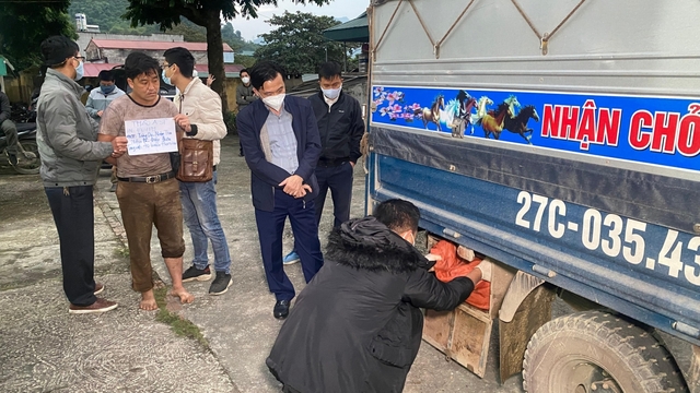 Công an Lào Cai bắt 3 nghi phạm vận chuyển 40 bánh heroin