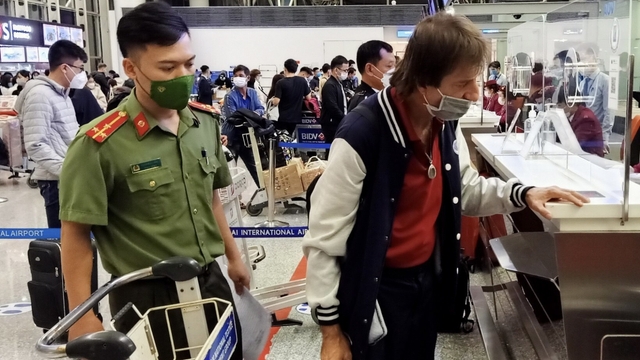 Buộc xuất cảnh một người nước ngoài vì quá thời hạn tạm trú tại Việt Nam