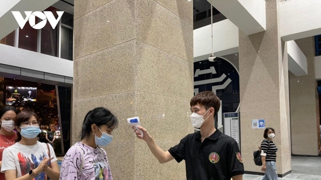 Chen chân trải nghiệm tàu Cát Linh-Hà Đông: Nguy cơ lây nhiễm dịch bệnh