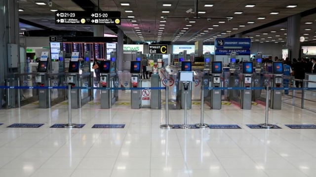 Lo ngại Omicron, Thái Lan dừng quy định không cách ly đối với người nhập cảnh