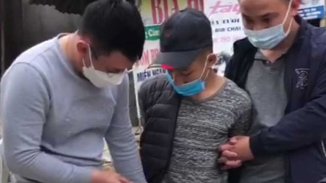 Công an mật phục khống chế 2 nam thanh niên giấu ma tuý trong yên xe máy