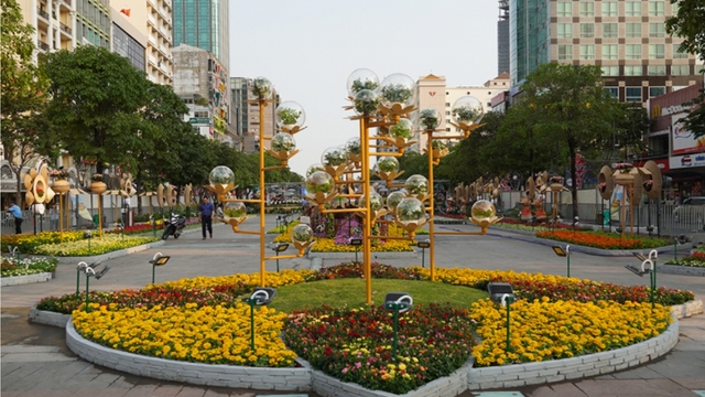Không được tháo khẩu trang khi chụp ảnh ở đường hoa TP.HCM
