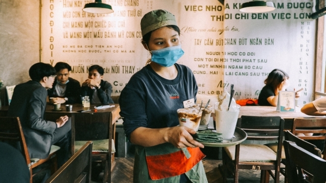 “Hạ nhiệt” thành vùng vàng, quận Đống Đa, Hà Nội mở lại dịch vụ ăn uống tại chỗ
