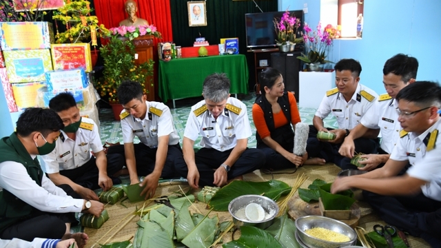 Vùng 2 Hải quân chúc Tết sớm các nhà giàn DK1