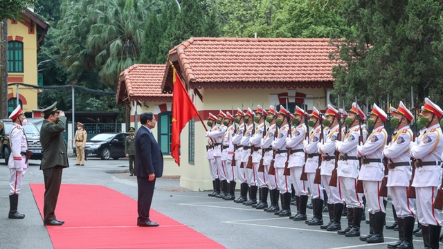 Thủ tướng kiểm tra công tác ứng trực, sẵn sàng chiến đấu của Công an Hà Nội