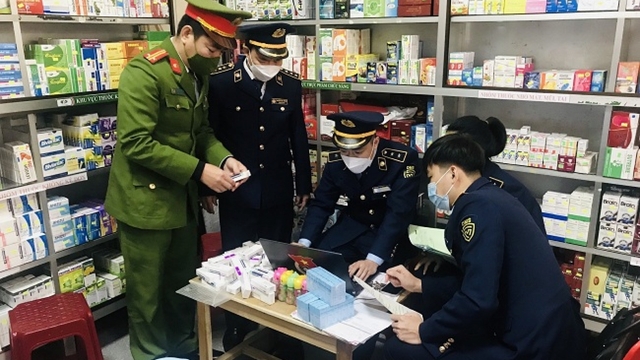 Nghệ An phát hiện số lượng lớn kit xét nghiệm "trôi nổi" trong nhiều nhà thuốc