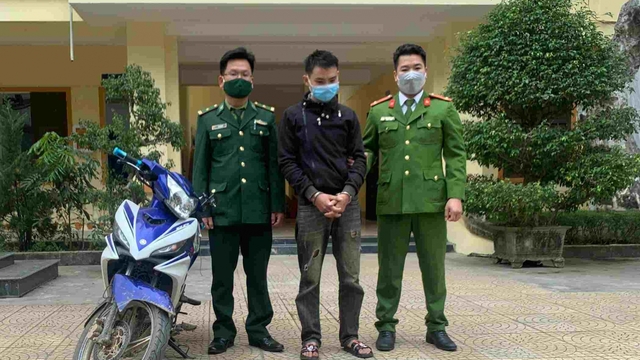 Bắt khẩn cấp đối tượng chuyên cướp điện thoại của học sinh