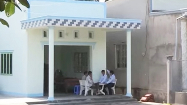 Nghi phạm tát vợ ngã tử vong được về nhà lo ma chay vợ