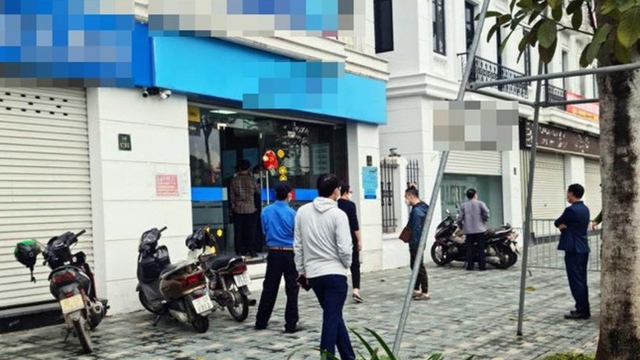 Hà Nội: Cướp hàng trăm triệu đồng tại ngân hàng bằng súng giả