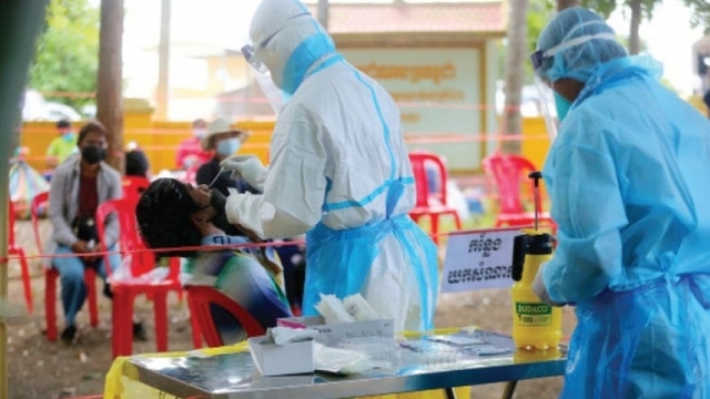 Campuchia kêu gọi người mắc Covid-19 xét nghiệm PCR