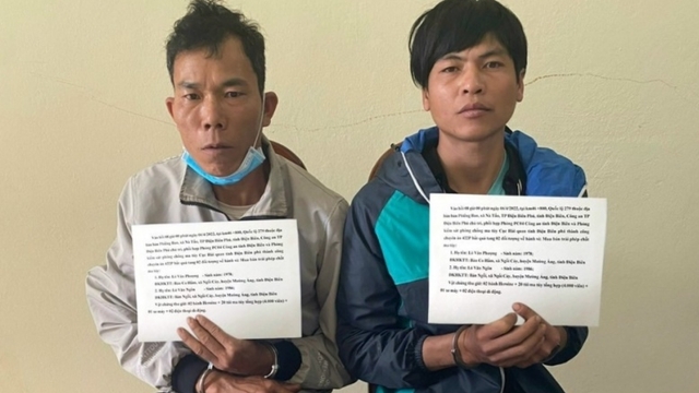 Sa lưới khi đang đem 2 bánh heroin và 4.000 viên ma túy đi bán