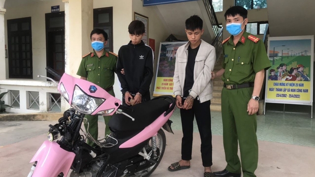 Cướp điện thoại của phụ nữ trên phố đi bộ