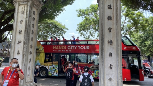 Hanoi offers free double-decker tour to Thai athletes and coaches