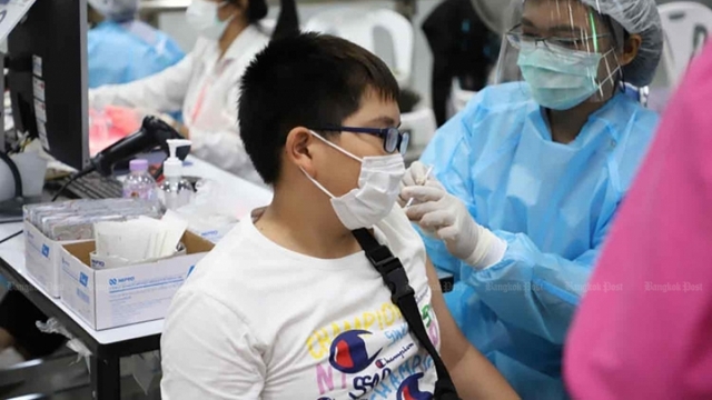 Lo lắng về tác dụng phụ, nhiều cha mẹ ở Thái Lan ngại ngần cho con em tiêm phòng Covid-19