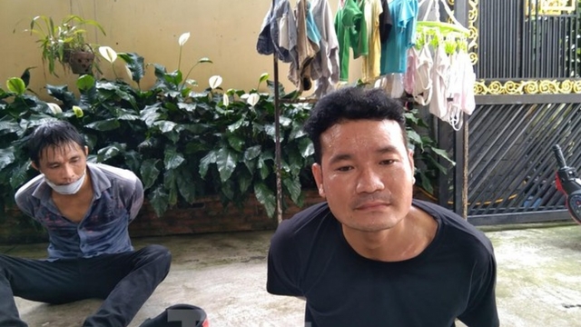 Người dân vây bắt 2 tên cướp giật sợi dây chuyền người đi đường