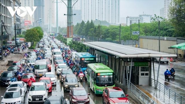 Hà Nội lại đề xuất cho xe ô tô đi chung làn xe buýt nhanh BRT