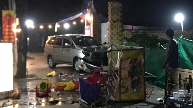 Ô tô lao lên vỉa hè gây thương vong cho 3 người trong một gia đình