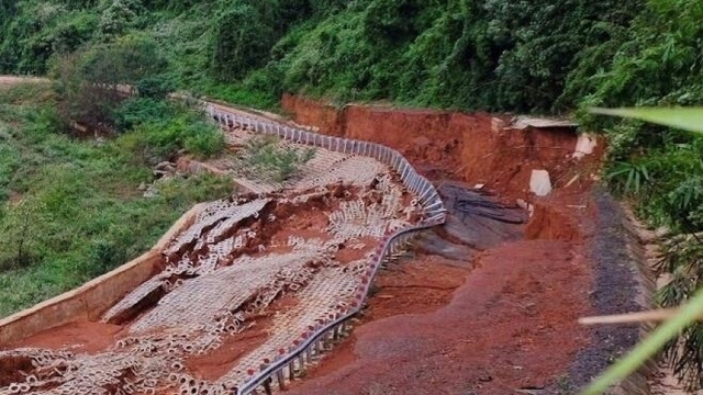 Đường 27 tỷ đồng chưa bàn giao đã tan nát sau 2 năm "nằm" chờ khắc phục