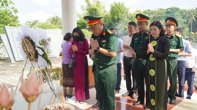 Dâng hương tưởng niệm các anh hùng liệt sĩ Liên quân chiến đấu Lào – Việt