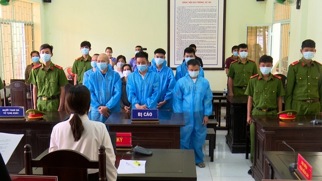 Tuyên phạt 110 tháng tù giam cho 10 bị cáo về tội chống người thi hành công vụ