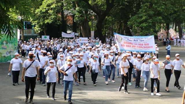 Over 5,000 people walk for AO victims in HCM City
