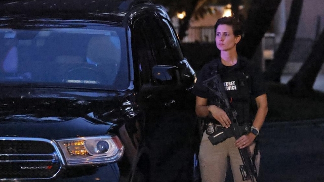 Cảnh sát tuần tra phía ngoài dinh thự của ông Trump sau vụ FBI đột kích